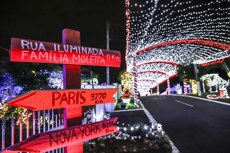 rua iluminada